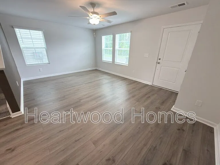 807 Coburg Ln — Photo 10
