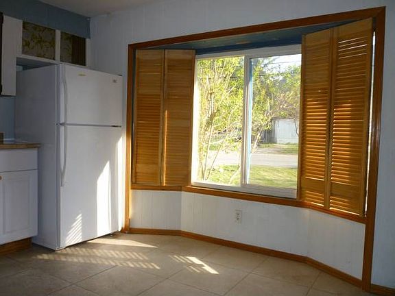 Bay windows-dining area