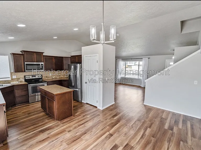 1915 W Jay Ave — Photo 4