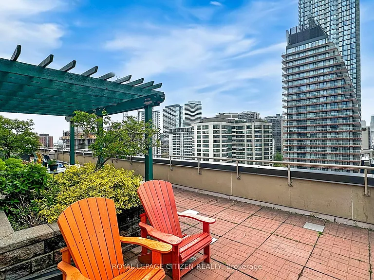 555 Yonge St #302 — Photo 28
