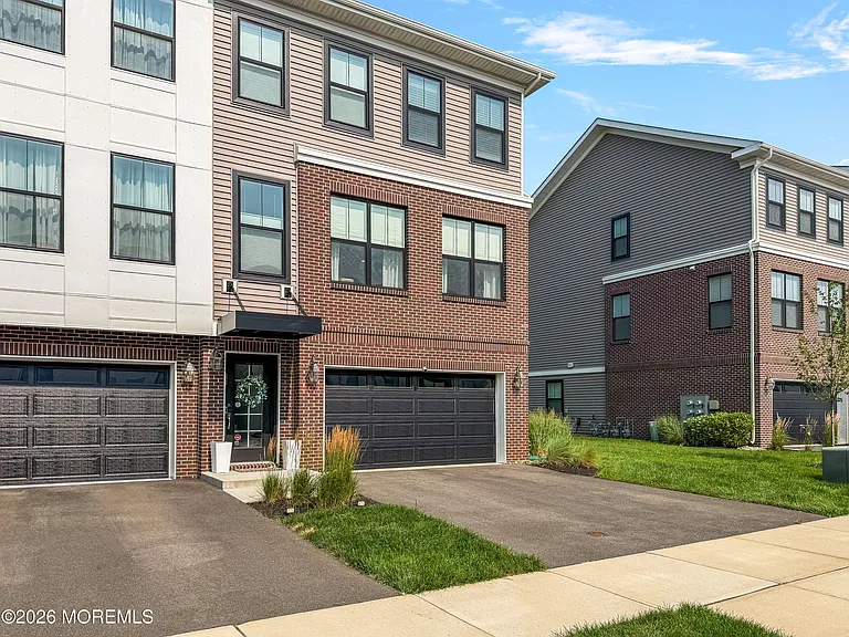 89 Bataan Ave — Photo 2
