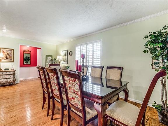 4th image of 3811 Douglas Dr