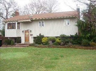 555 Cadman Rd, West Islip, NY 11795