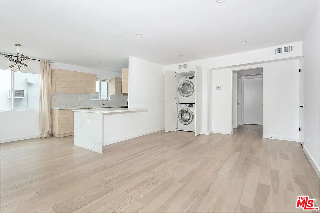 Building Photo - 560 N Kings Rd #4
