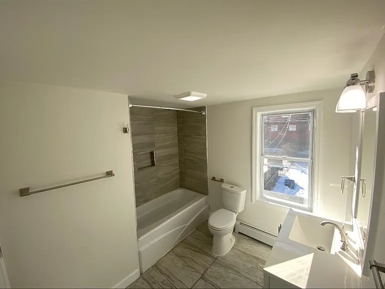 414 E Kiefer Ave — Photo 2
