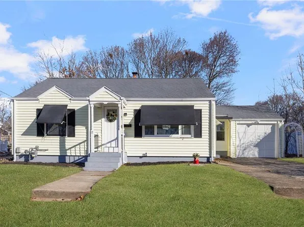 17 Loring St, Cranston, RI 02920