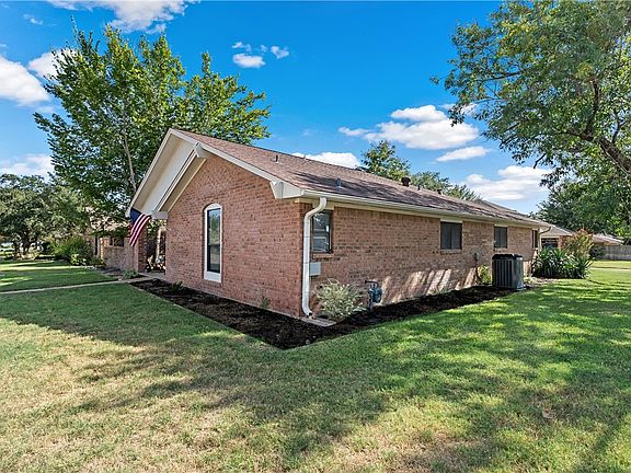 2nd image of 2917 Broadmoor Dr