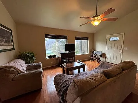 3 bed, 1553 sqft, $2,395 — Photo 2