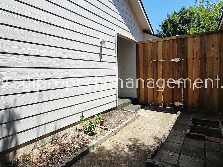 2408 Centaurus Dr — Photo 22
