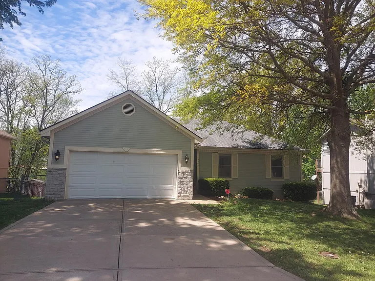 3305 SE Adams Dr — Photo 1