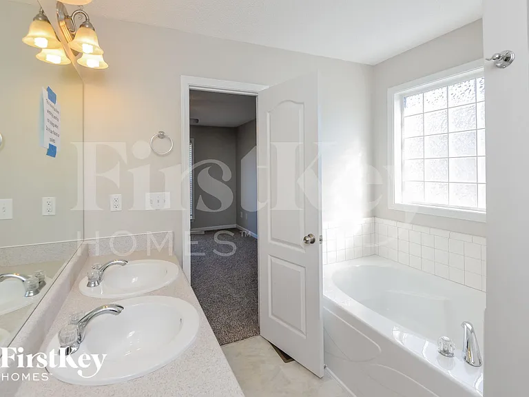 979 Hickory St — Photo 10