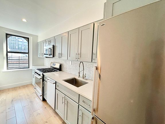 2nd image of 361 E 50th St APT 6B