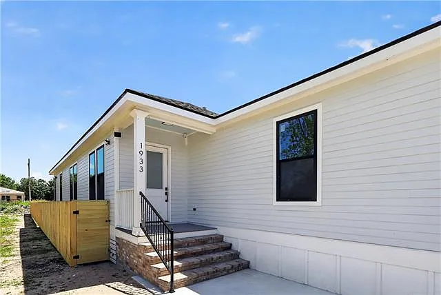 3 bed, 2.0 bath, 1919 sqft, $2,300 — Photo 2
