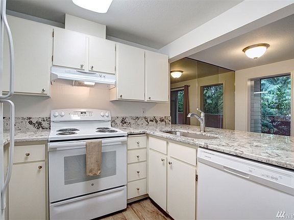 Updated Kitchen with NEW Appliances 