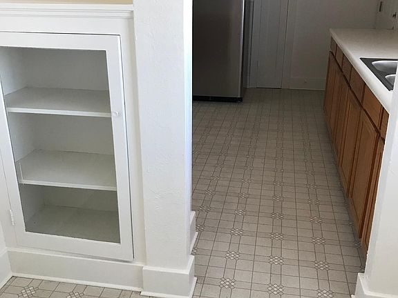 5th image of 704 Edwards St