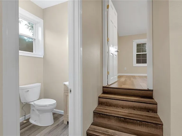 424 Byron Ave E — Photo 15