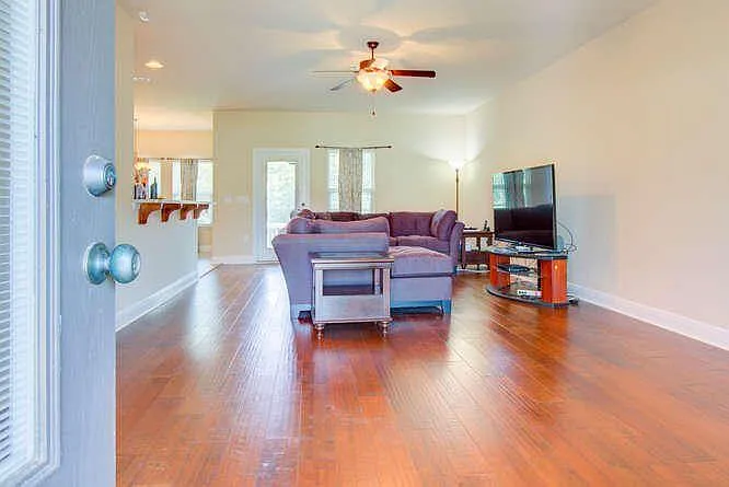 4 bed, 2104 sqft, $2,150 — Photo 2