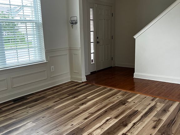 Main entrance living room or dinning room area.