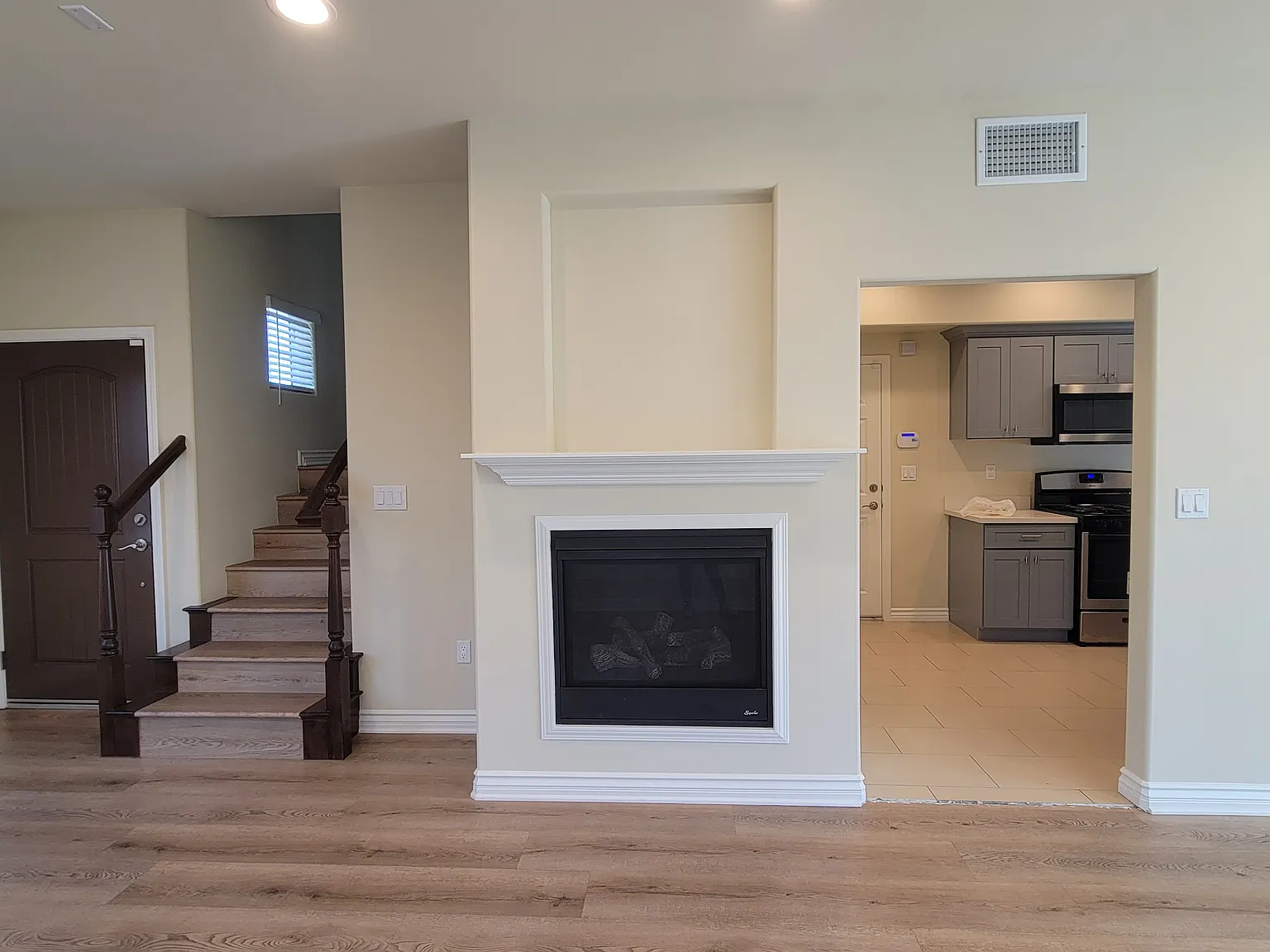 3 bed, 2.5 bath, 1602 sqft, $3,300 — Photo 3