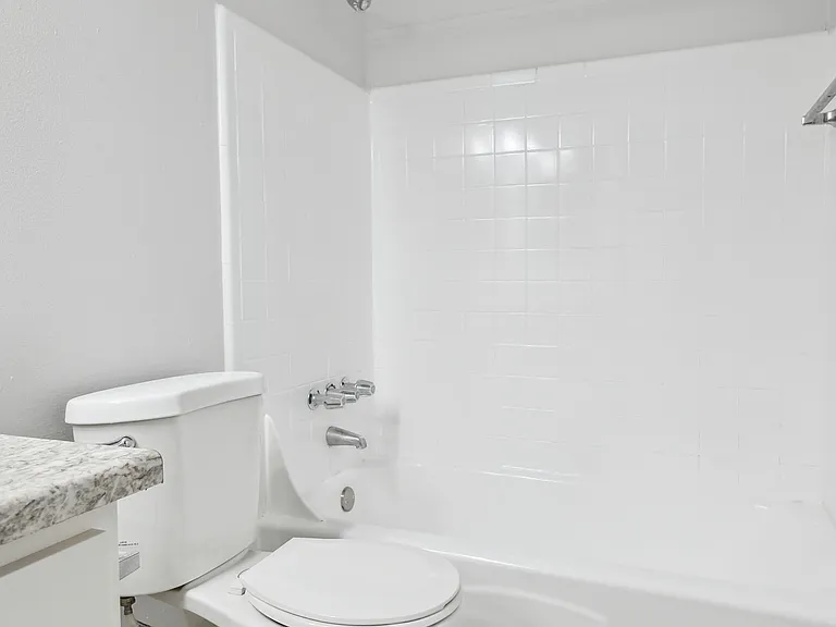 Fox Pointe Apartments — Photo 21