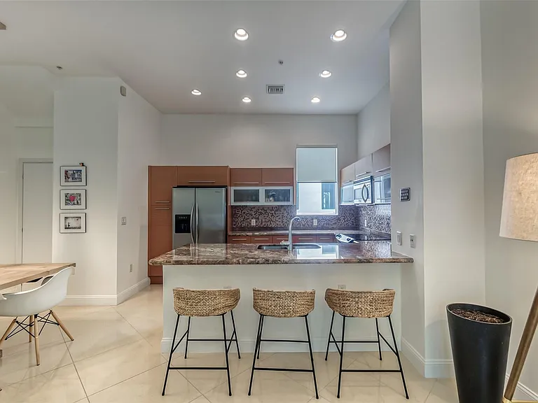 727 NE 4th Ave — Photo 8