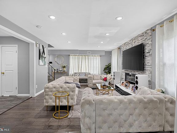 4th image of 218 Pageant Ln