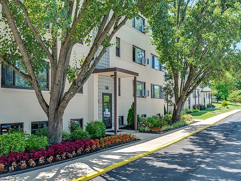 Crescent Square — Photo 15