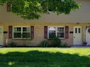 8 Meadow View Dr, Leola, PA 17540