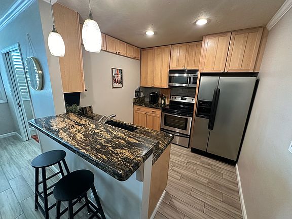 Fully-stocked kitchen to make you feel right at home!