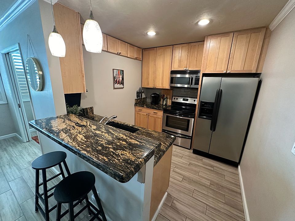 Fully-stocked kitchen to make you feel right at home!