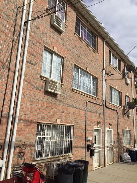 2nd image of 21 E 51st St