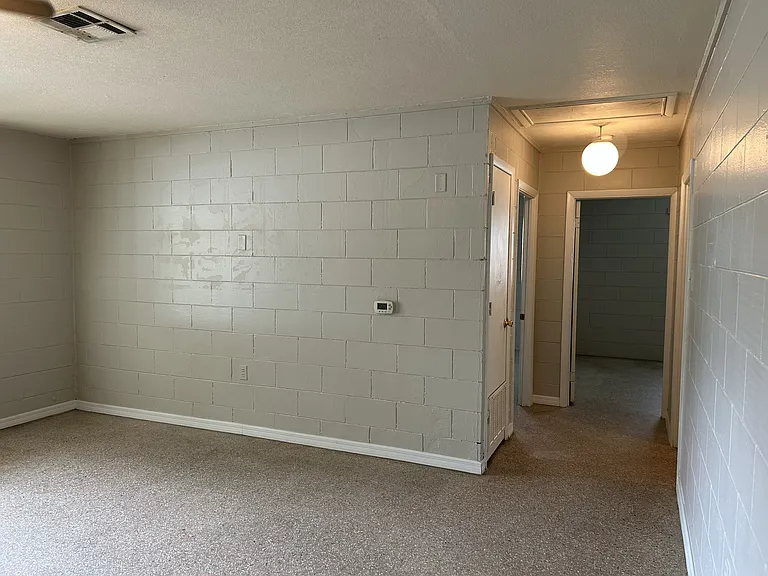 214 Blett St — Photo 7