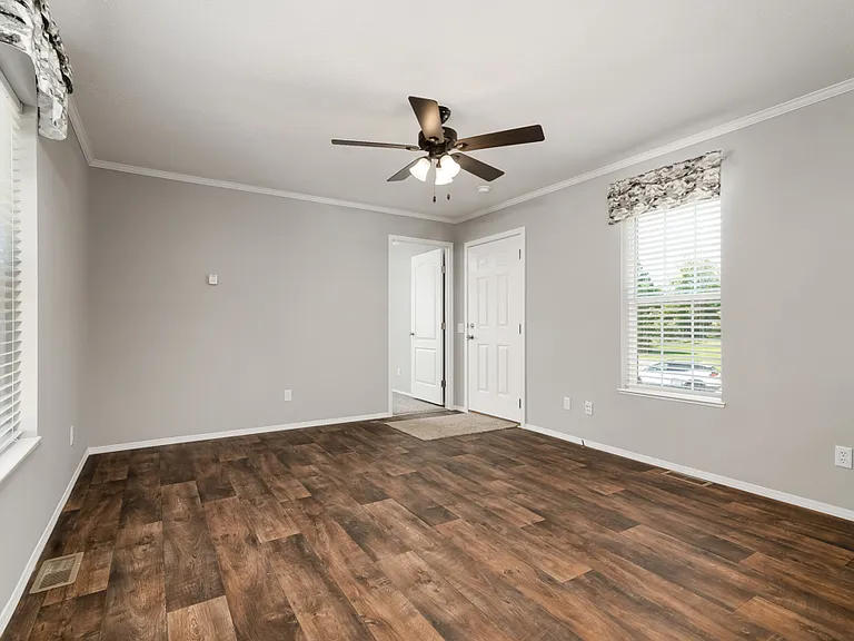 Center Manor — Photo 32
