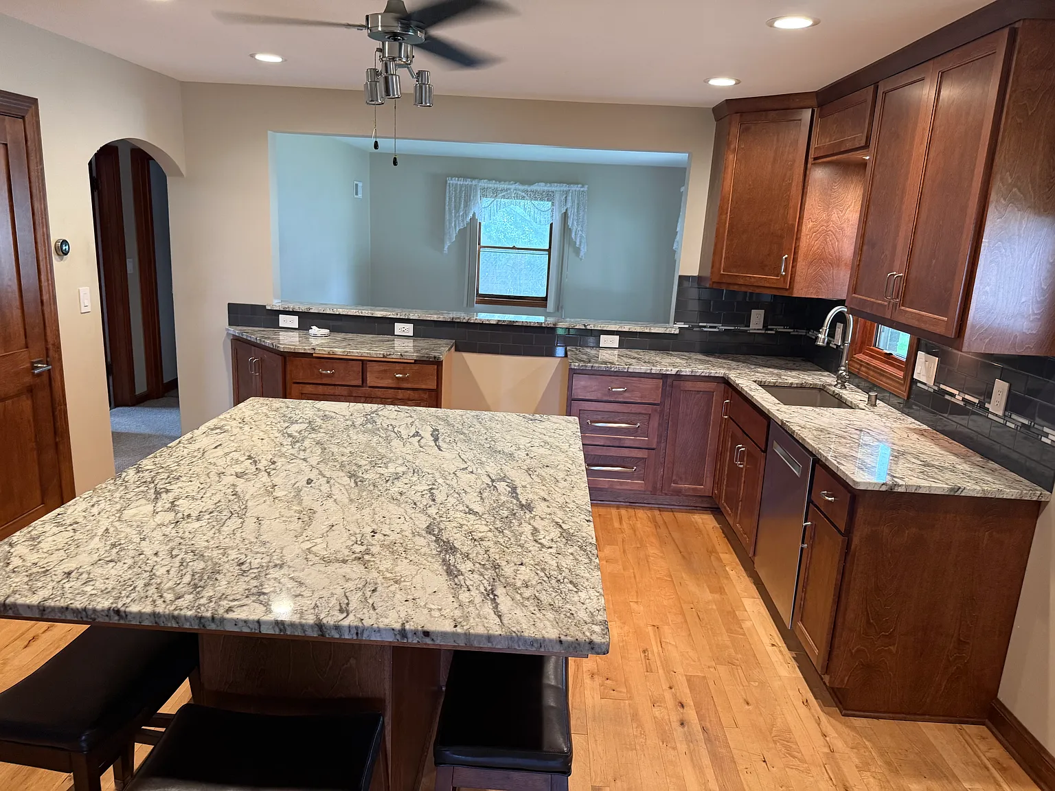 3 bed, 1120 sqft, $2,400 — Photo 2