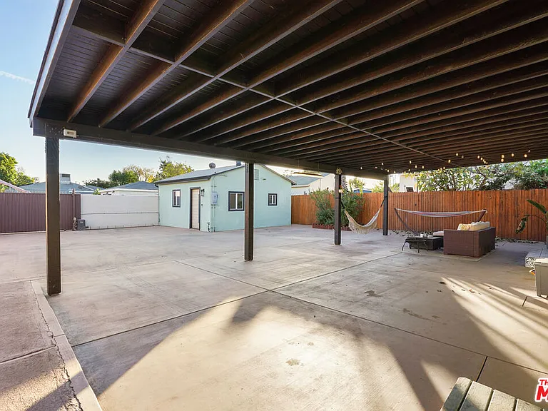 14828 Saticoy St — Photo 23