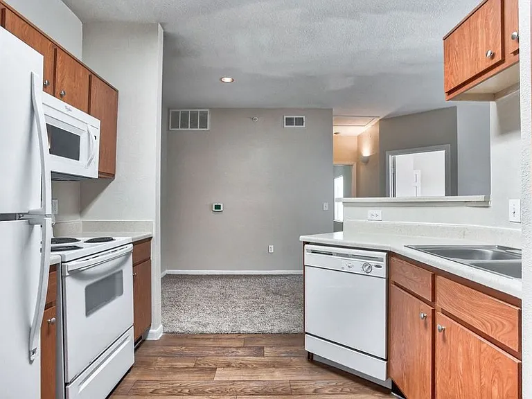 At Vance Jackson, we have all you need to feel right at home. Located in beautiful San Antonio, our prime location is near many restaurants, retail, and much more.