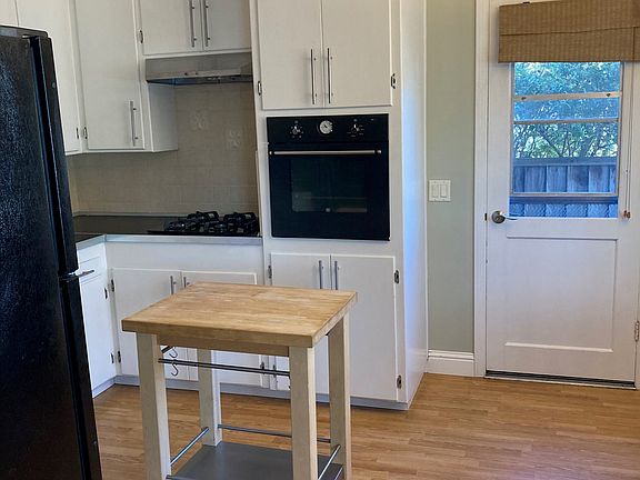 Kitchen with movable island