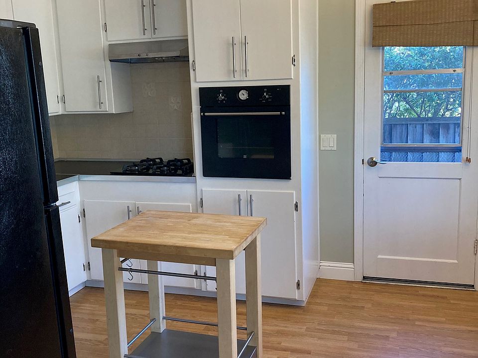 Kitchen with movable island