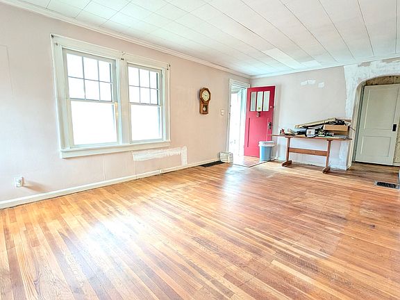 5th image of 922 E Elbert St
