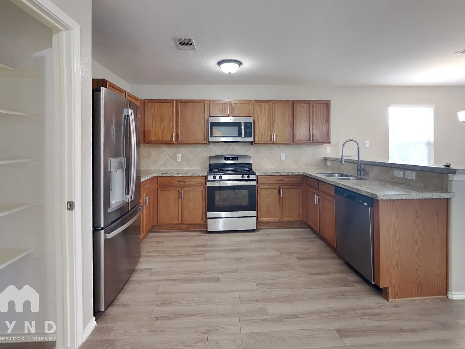3 bed, 2.0 bath, 1367 sqft, $1,865 — Photo 2