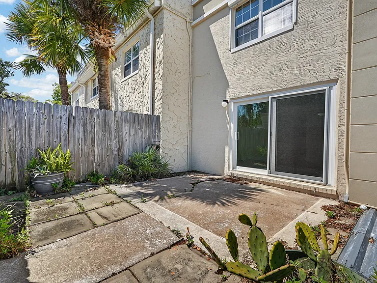 437 N Oleander Ave — Photo 2