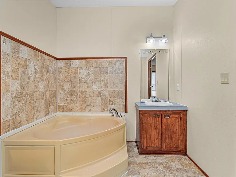 11261 Rose Rd — Photo 20