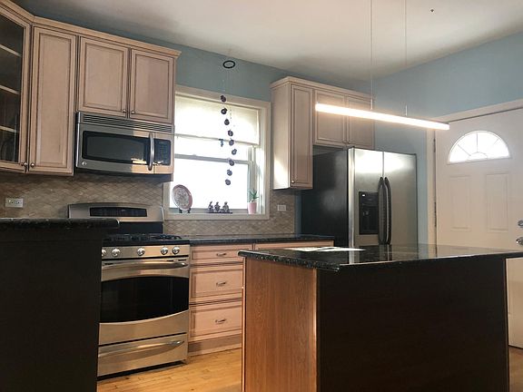 4th image of 5854 N Merrimac Ave #1