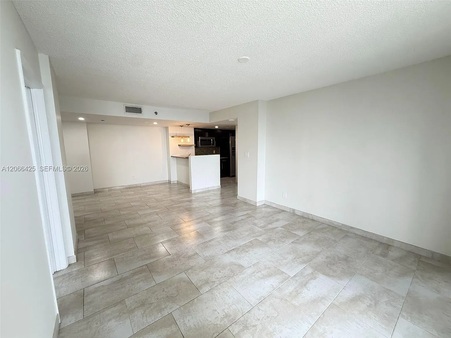 Isola Condo — Photo 2