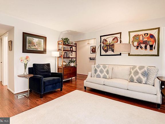 Living Room - Large, Spacious, Freshly Painted!