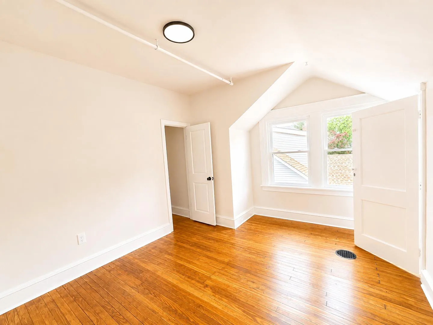 12 N York Rd - Second Floor — Photo 4