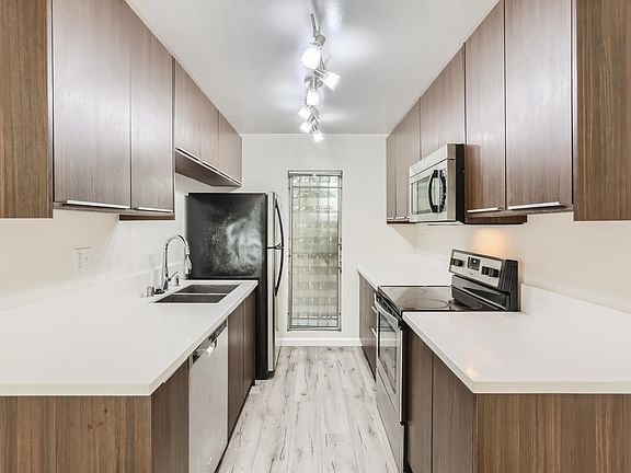 5th image of 223 N Kenwood St APT 3