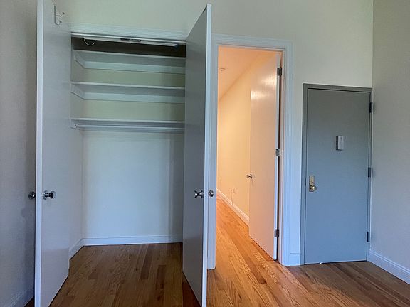 4th image of 216 Montrose Ave APT 3R