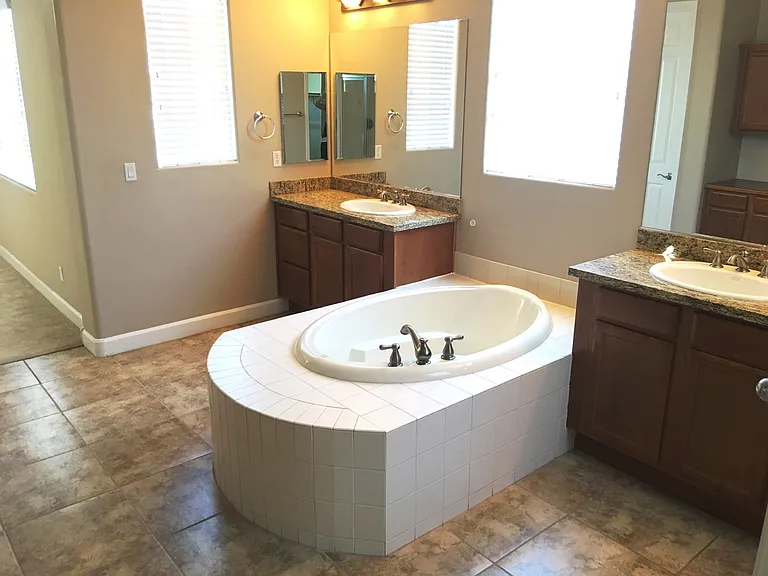 300 W Wisteria Pl — Photo 22
