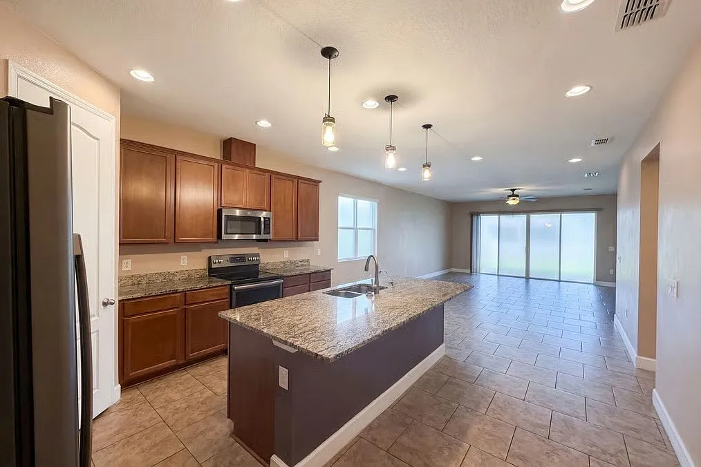 4 bed, 1949 sqft, $2,570 — Photo 1